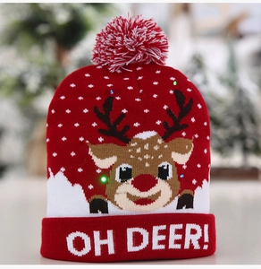 Détail du bonnet de Noël rouge avec lumières LED et broderie de cerf mignon
