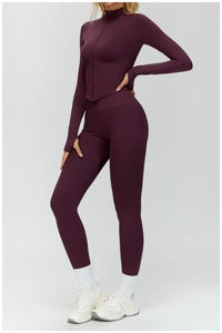 Détails du legging taille haute et manches avec passe-pouce sur l'ensemble de yoga
