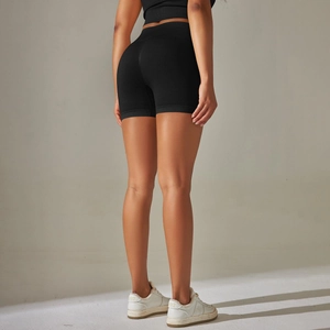 Gros plan du short de yoga noir sans couture avec texture côtelée et effet galbant fessier