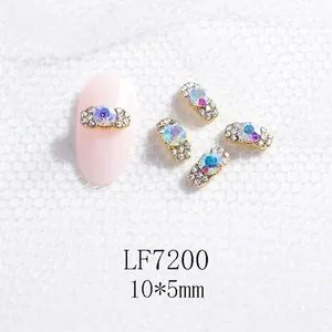 Détail de bijoux d'ongles dorés 10x5mm avec cristal AB et petits strass brillants