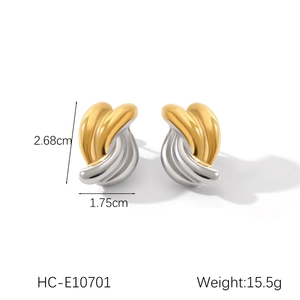 Vista dettagliata di orecchini a onde bicolore con misure 2,68 cm per 1,75 cm