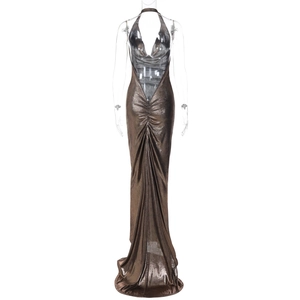 Détail de la robe licou bronze montrant le design dos nu et la texture plissée
