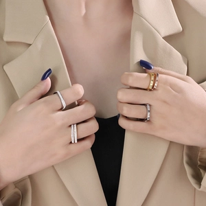 Anello in acciaio al titanio con numeri romani e cristalli per un look lussuoso e chic