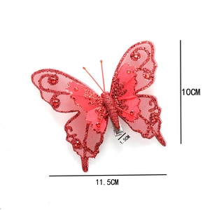 Papillon de Noël rouge scintillant avec ailes en résille et strass sur fond blanc