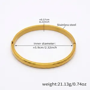 Detailansicht des 18k vergoldeten Edelstahlarmbands mit geometrischem Rautenschliffmuster