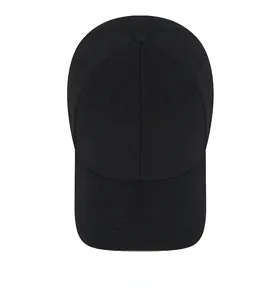 Détail d'une casquette de baseball noire en coton montrant les coutures à six panneaux