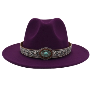 Chapeau fedora en feutre violet foncé avec bande ethnique turquoise et décor vintage