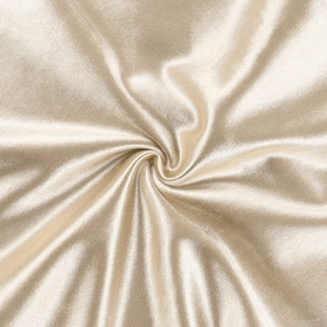 Vue détaillée du satin champagne doré soyeux avec d'élégants plis en spirale