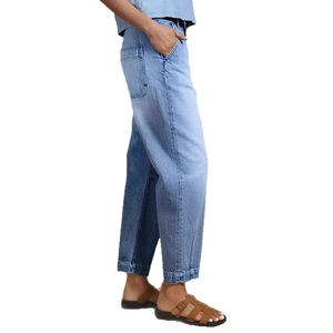 Jean court en denim bleu clair à coupe droite avec poches cargo latérales et délavage