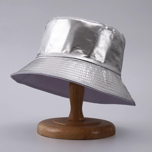 Cappello da pescatore argento metallizzato con rivestimento lucido su supporto di legno