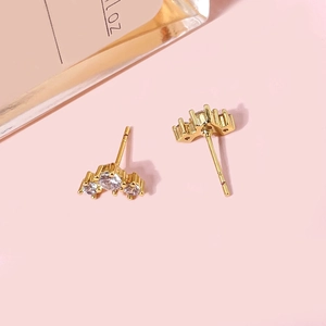 Orecchini minimalisti placcati in oro 18k con tre pietre di zircone scintillanti