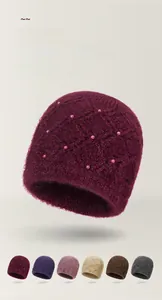 Dettaglio del caldo berretto in maglia con perle e texture in pelliccia di scoiattolo