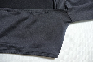Gros plan sur le tissu élastique noir avec des détails de couture à double aiguille