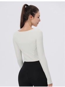 Nahaufnahme von cremeweißem geripptem Yoga-Crop-Top-Stoff mit atmungsaktivem Slim-Fit