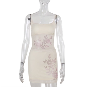 Détail de l'ensemble en maille beige avec paillettes florales et strass brillants