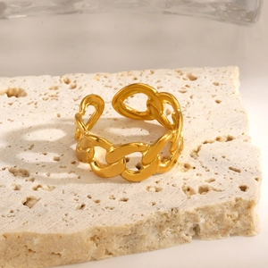 Bague chaîne gourmette plaquée or 18K minimaliste avec design ouvert ajustable sur travertin