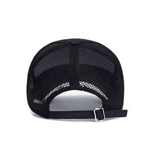 Vue arrière de la casquette de baseball noire en mesh respirant avec boucle en métal