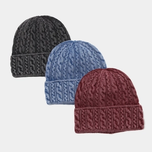 Trois bonnets en maille torsadée en gris foncé, bleu et bordeaux avec revers confortable