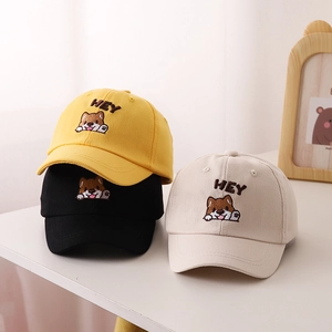Dettaglio del ricamo cane Shiba Inu e scritta HEY su cappellini da baseball in cotone