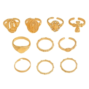 10-teiliges goldenes Hip-Hop-Ring-Set mit Kreuz und Strass-Krone auf weißem Hintergrund