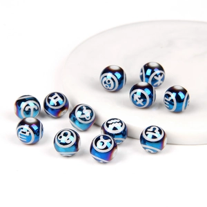 Macro di dodici perle di vetro blu metallizzato con segni zodiacali e riflessi iridescenti