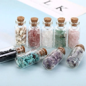 Mini-Glasflaschen Set mit bunten Naturkristallen und kleinen Korkverschlüssen