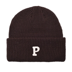 Detailopname van donkerbruine gebreide muts met een witte letter P applicatie in retrostijl