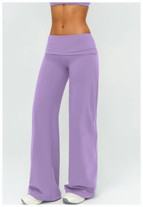 Détail du pantalon de yoga violet clair montrant la taille large et la texture du tissu