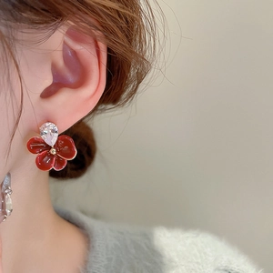 Détail de boucles d'oreilles fleurs en émail rouge avec zircon goutte et plaqué or fin