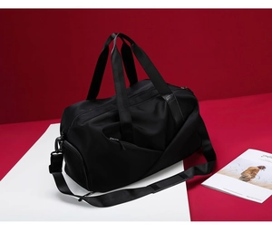 Gros plan du sac de sport avec poignées renforcées et texture en nylon durable