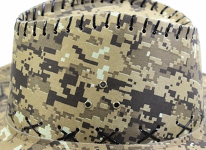 Gros plan d'un chapeau de cowboy camouflage numérique avec coutures noires.