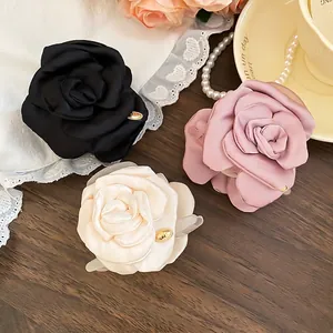 Eleganti mollette per capelli con rose di raso in nero, rosa e crema per acconciature