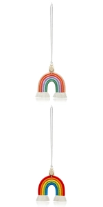 Détail d'un arc-en-ciel en macramé fait main avec franges en coton et perles en bois