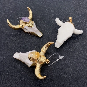 Böhmische Stierschädel-Anhänger mit Amethyst und Citrin in vergoldeten Fassungen