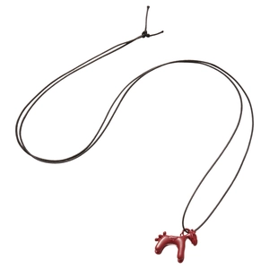 Joli collier pendentif cheval rouge foncé avec cordon marron pour un style minimaliste