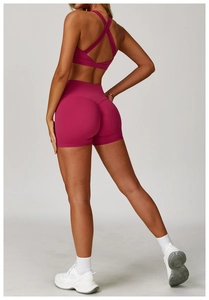 Dettaglio dei pantaloncini sportivi rosa scuro a vita alta con cucitura a V