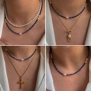 Collier multi-rangs en perles d'eau douce naturelles avec perles bleues et croix dorée