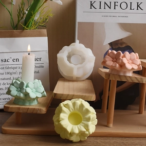 Silikonform in Blumenform für DIY-Kerzen und Gips auf einem Holzständer
