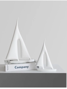 Nahaufnahme moderner abstrakter weißer Segelschiff-Skulpturen mit minimalistischen Linien