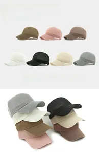 Detalle de gorras de béisbol de malla transpirable en varios colores lisos para el verano