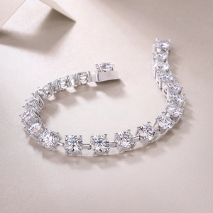 Klassisches S925 Silber Tennisarmband mit glänzenden runden Edelsteinen in Vierer-Krappe