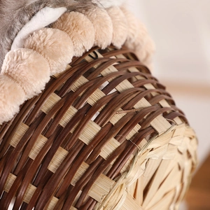Cesto di caramelle renna intrecciato a mano con palline di peluche e texture natalizia calda