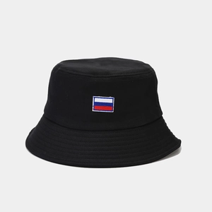 Détail du chapeau bob en coton noir montrant le patch drapeau et les coutures du bord