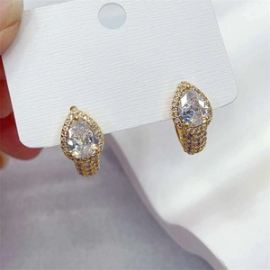 Orecchini pendenti dorati con zirconia cubica a goccia e pavé di piccoli strass