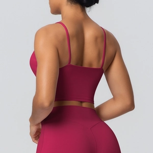 Détail de l'ensemble de yoga bordeaux avec fines bretelles et dos croisé sportif