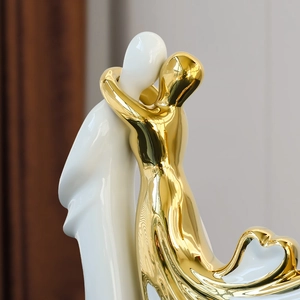 Sculpture de couple en céramique blanc perle et or pour décoration de luxe