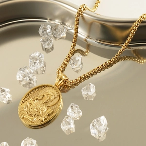 Pendentif relief Sainte Barbe en acier inoxydable plaqué or 18k avec chaîne de collier
