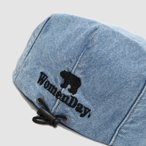 Berretto in denim per bambini con ricamo di orso polare e logo WomenDay azzurro
