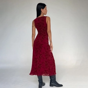 Détail du dos d'une robe longue sans manches rouge foncé à imprimé floral cintré