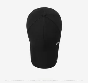 Vue de dessus d'une casquette de baseball noire avec plaque en argent et étiquette tissée